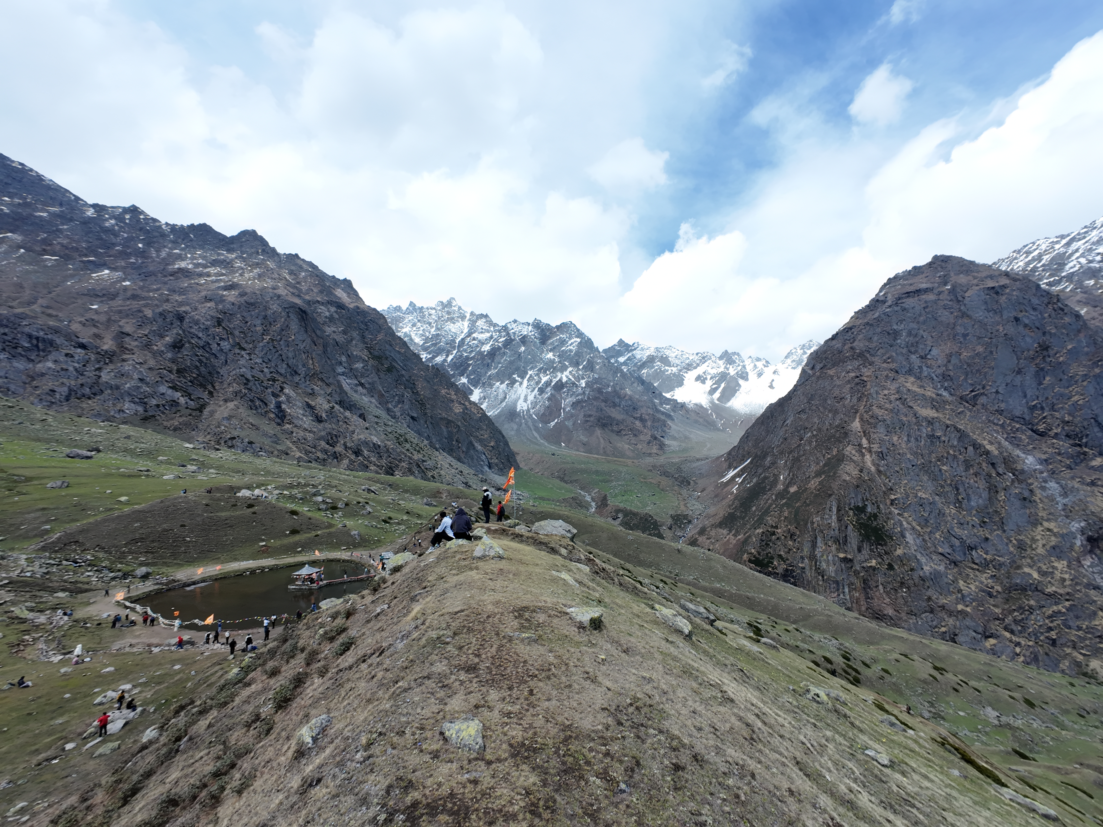 Trekkers on a ridge above Yulla Kanda temple with Kinner Kailash range behind