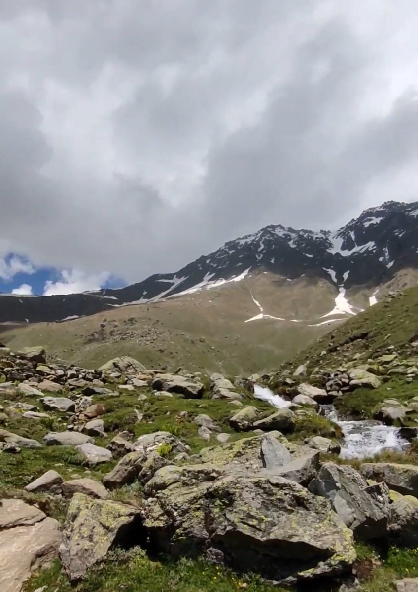 Rocky Himalayan trail with glacial stream on the Yulla Kanda trek